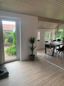 比伦德Casa Markskellet, Billund - hygge og leg for alle的客厅设有餐桌和大窗户