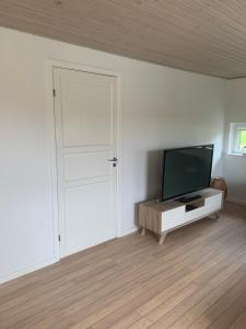 Casa Markskellet, Billund - hygge og leg for alle的电视和/或娱乐中心