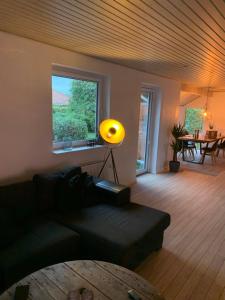 uma sala de estar com um sofá e uma janela em Casa Markskellet, Billund - hygge og leg for alle em Billund