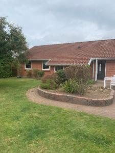 比伦德Casa Markskellet, Billund - hygge og leg for alle的砖屋,设有花园和白色桌子 更多24张照片