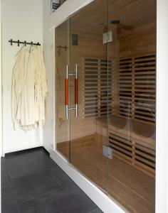 um closet com uma porta de vidro em Luxurious cabin / 3 BR / Scenic village em Skálavík