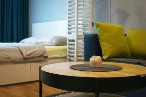 een kamer met een salontafel en een bed bij Boulevard Studio Apartment in Novi Sad