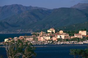 una ciudad a orillas de un cuerpo de agua en Casa Francesca, en Saint-Florent