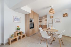 Kuchyň nebo kuchyňský kout v ubytování Greek Beach House Complex A2