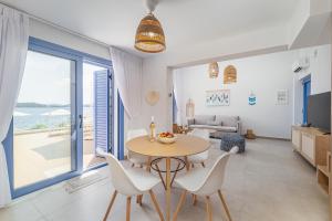 cocina y sala de estar con mesa y sillas en Greek Beach House A2 Lefkada, en Nydri