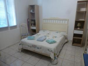 Un dormitorio con una cama con almohadas azules. en Ia Ora Na, en Fréjus