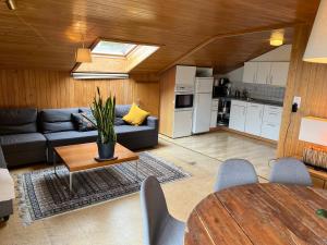 ein Wohnzimmer mit einem Sofa und einem Tisch in der Unterkunft Longstay Montage Monteur Apartements in Amden