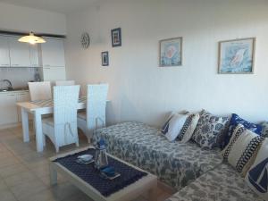 een woonkamer met een bank en een tafel bij Apartmán Panoramico in Costa Paradiso