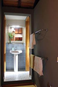 bagno con lavandino e specchio di El Quinto Pino apartamento con zonas comunes compartidas a Las Indias