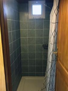 ein Bad mit Dusche und Fenster in der Unterkunft El Quinto Pino apartamento con zonas comunes compartidas in Las Indias