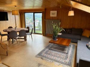 Longstay Montage Monteur Apartements في امدن: غرفة معيشة مع طاولة وأريكة
