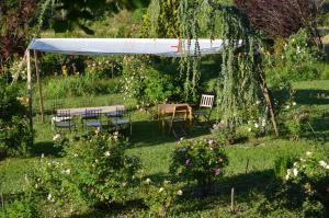 Zahrada ubytování Hameau d'hôtes La Roseraie-Drôme
