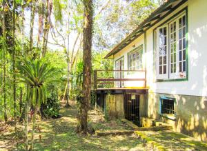 an old house in the woods with trees at Casa com saida privativa para a Praia do Felix SP in Ubatuba