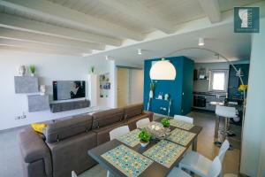 Posedenie v ubytovaní "I MORI LUXORY APARTMENTS" - Attico mansardato con incantevole vista mare
