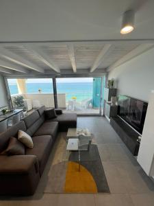 Posedenie v ubytovaní "I MORI LUXORY APARTMENTS" - Attico mansardato con incantevole vista mare