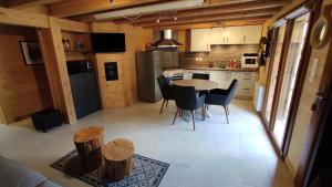 - une cuisine avec une table et des chaises dans la chambre dans l'établissement Valley Lodge, à La Bresse