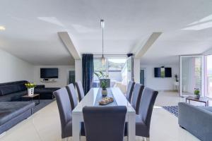 Telewizja i/lub zestaw kina domowego w obiekcie Apartment Ćosić Green