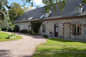 uma casa de tijolos com um telhado de gambrel e uma entrada em Gite ferme XVIII 4 chambres /8 personnes Chimay em Momignies