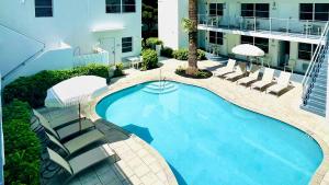 una piscina al centro di un edificio di Aqua Hotel a Fort Lauderdale