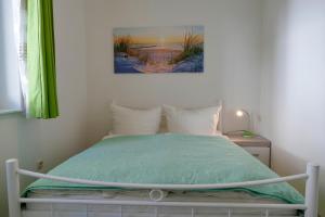 Bett in einem Schlafzimmer mit Wandgemälde in der Unterkunft Ferienwohnung Sonnenblick in Sassnitz