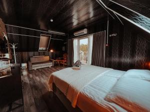 Tõrva的住宿－Near the lake apartment with hot tub and sauna，一间卧室设有一张大床和一个窗户。