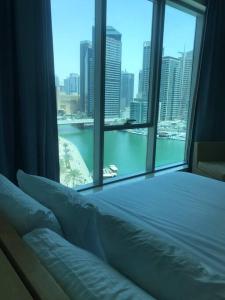 Postel nebo postele na pokoji v ubytování Dubai Marina/JBR Emaar-Beauport Tower Residence