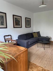- un salon avec un canapé bleu et une table dans l'établissement Burgaska 5 XL Size, à Varsovie