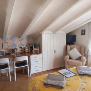 Zimmer mit einer Küche mit einem Schreibtisch und einem Tisch in der Unterkunft The Loft Cantoria - Room With a View in Cantoria