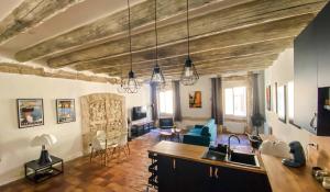 eine Küche und ein Wohnzimmer mit Holzdecken in der Unterkunft LE LOFT ESTIENNE D'ORVES in Marseille