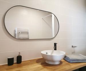ein Badezimmer mit einem weißen Waschbecken und einem Spiegel in der Unterkunft LE LOFT ESTIENNE D'ORVES in Marseille