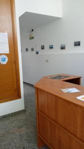 una oficina con escritorio de madera en una habitación en Apartamentos Turísticos O Pescador, en Laxe