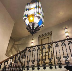 un lustre en verre teinté suspendu à un escalier dans l'établissement Casa L'Andrunèl, à Limone sul Garda