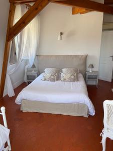 sypialnia z białym łóżkiem z 2 poduszkami w obiekcie Manoir d'Amaury - Chambres d'hôtes w mieście Gréoux-les-Bains