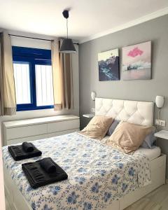- une chambre avec un lit et 2 serviettes dans l'établissement NICE APART LOS BOLICHES BEACH WIFI PARKING, à Fuengirola