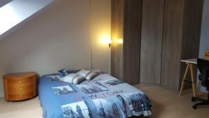 un dormitorio con una cama con un nuevo letrero de alquiler en CHAMBRE DANS VILLA, en Mulsanne