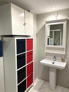 La salle de bains est pourvue d'un lavabo et d'un miroir. dans l'établissement NICE APART LOS BOLICHES BEACH WIFI PARKING, à Fuengirola