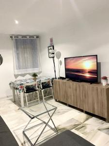 Televízia a/alebo spoločenská miestnosť v ubytovaní NICE APART LOS BOLICHES BEACH WIFI PARKING
