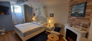 1 dormitorio con 1 cama y chimenea en Excellent Romantic, en Praga