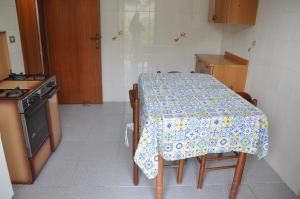 kuchnia ze stołem z tkaniną w obiekcie Appartamento sul mare w mieście Belmonte Calabro +12 zdjęć