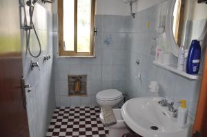 bagno con lavandino e servizi igienici di Appartamento sul mare a Belmonte Calabro