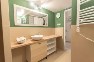La salle de bains est pourvue d'un lavabo et d'un miroir. dans l'établissement Central Stay Gozsdu, à Budapest