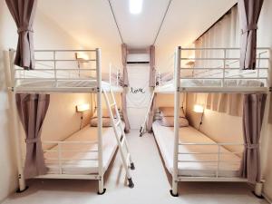 2 Etagenbetten in einem Schlafsaal in der Unterkunft YAB-GuestHouse, FemaleOnly, ForeignOnly in Seoul