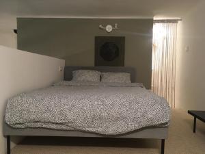 - une chambre avec un grand lit dans l'établissement Central Stay Gozsdu, à Budapest