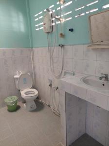 een badkamer met een douche, een toilet en een wastafel bij Charung Bungalows in Haad Rin