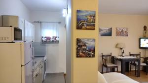 uma cozinha com um frigorífico e uma sala de jantar em Boka Bay Apartments em Herceg Novi