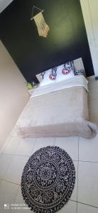 1 dormitorio con 1 cama con alfombra en el suelo en La maison Bras des Songes, en Saint-André