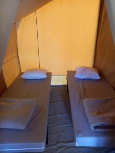 Postel nebo postele na pokoji v ubytování CAMPING ONLYCAMP CHAMARGES