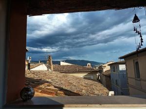 a view of a city from a window of a building at Il cielo in una stanza in Foligno