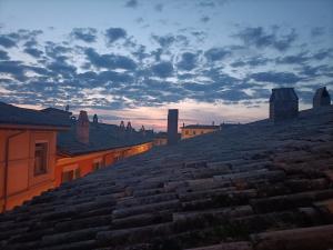 a view from the top of the amphitheater at sunset at Il cielo in una stanza in Foligno