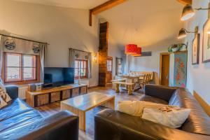 Das Schmiedhaus في كابرون: غرفة معيشة مع أريكة وتلفزيون
